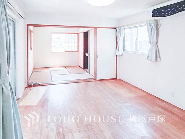 「Living room」一日の中で多くの時間を過ごすことになる住まいだからこそ、いつも穏やかな空間であるように心掛けています。構成する建材などへの配慮が、住まう方の健康を守ります。