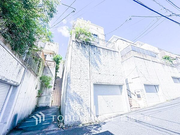 「Appearance」その邸が魅せる、気品・上質・重厚感・細やかさ、そのすべては訪れた者に安らぎと品性を与える特別な空間です。ここに住むからこそ意味がある。すべての（始まり）をここから迎えます