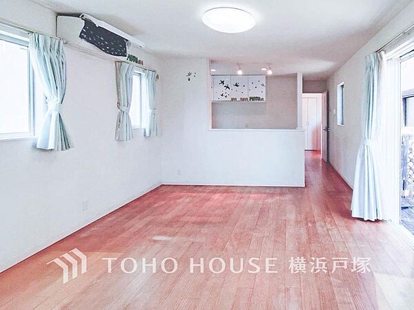 「Living room」ご家族やお客様との時間など、多くの時を刻む空間。何気なく過ぎる時でさえも上質なひと時となる快適な空間を目指して。