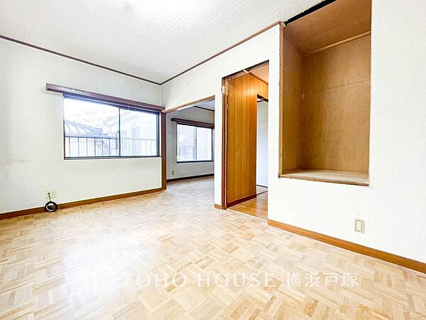 「Living room」ここにはみんなが集い、食事と楽しい会話が始まる。話に夢中になりすぎて、ついつい時を忘れてしまう。そんな束の間の幸せを感じさせてくれる場所。