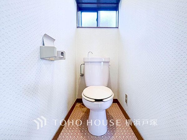 「Toilet」清潔感のあるトイレ空間。毎日快適に使えるよう配慮された仕様で、落ち着いて利用できる空間です。