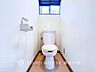 トイレ：「Toilet」清潔感のあるトイレ空間。毎日快適に使えるよう配慮された仕様で、落ち着いて利用できる空間です。