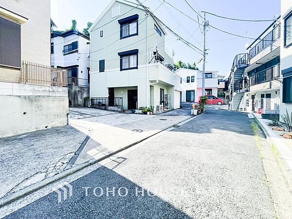 「Frontal road」忙しく過ぎゆく日常を置き去るほど、ゆったりした時間が流れる住環境。「快適」は「家」と「街」と「環境」が調和した時に訪れるだと改めて感じさせてくれます。