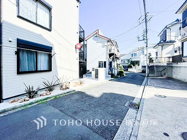 「Frontal road」忙しく過ぎゆく日常を置き去るほど、ゆったりした時間が流れる住環境。「快適」は「家」と「街」と「環境」が調和した時に訪れるだと改めて感じさせてくれます。