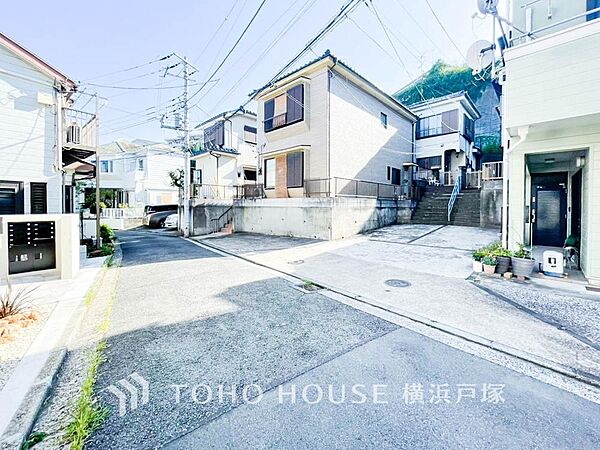 「Frontal road」忙しく過ぎゆく日常を置き去るほど、ゆったりした時間が流れる住環境。「快適」は「家」と「街」と「環境」が調和した時に訪れるだと改めて感じさせてくれます。