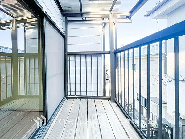 「Balcony」開放感いっぱいの眺望と共に光と風を享受するバルコニー。緑豊かな景観を眺めることができます。