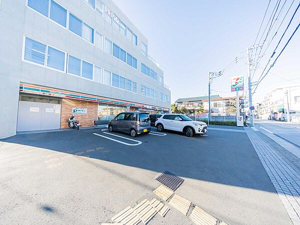 飲食料品や生活雑貨を取り揃え、周辺住民や通勤・通学者に便利なサービスを提供しています。ATMや宅配便受付などもあり、地域の暮らしをサポートしています。