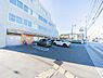 周辺：飲食料品や生活雑貨を取り揃え、周辺住民や通勤・通学者に便利なサービスを提供しています。ATMや宅配便受付などもあり、地域の暮らしをサポートしています。