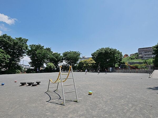住宅街の中の明るい公園。広い広場とお子様が楽しめる遊具が揃っています。地域の夏祭りや防災訓練などが行われる公園です。