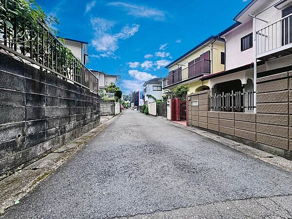 「Frontal road」歴史と自然が調和する鎌倉の街並みに佇む住まい。四季の移ろいを身近に感じながら、落ち着いた環境で穏やかな日々を過ごせます。住み継ぐほどに愛着が深まる一邸です。