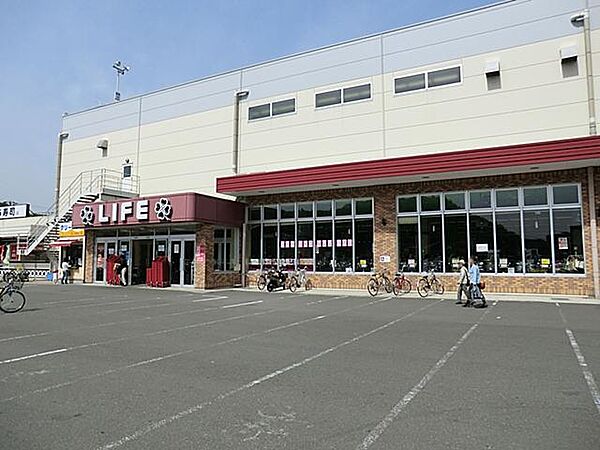 チェーン展開するお馴染みのスーパーマーケット。店内は広々していて品揃えも豊富です。無料送迎バスも運行しているため、大船駅からのご利用にも便利です。