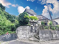 鎌倉の深い緑と美しい木漏れ日に調和する凛とした佇まいの邸宅