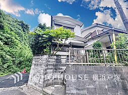 歴史ある街並みと豊かな樹々に抱かれた優美な存在感放つ住まい