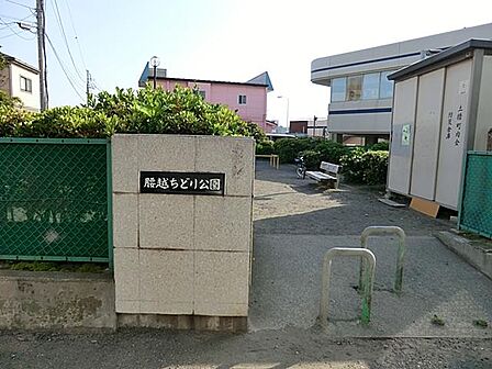 住宅街の中にあり、砂場やブランコなどの遊具、水飲み・手洗い場が設置されています。