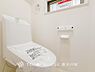 トイレ：「Toilet」いつまでも清潔な空間であって頂けますように、目に留まるだけではなく、汚れをふき取り易いフロアと壁紙をチョイス致しました。洗浄便座になっておりますので、とても清潔にご使用いただけます。