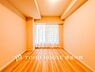 寝室：「Room」採光もアクセントの一つとして。プライベートルームにはやさしい光が射し込んでいて、この明るい好みの空間で読書をしたり、音楽を聞いたりと一人の時間も充実したものにできます。