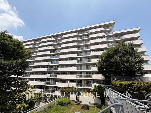 【Appearance】堂々たる趣ながら、主張し過ぎずどこか余裕を感じさせるシャープなフォルムで佇む邸宅は、晴天の空と照らし合わせる事で、本来あるべき完成形の姿を見せてくれます。