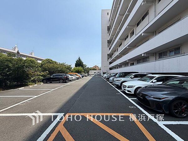 【Car space】専用使用権付。敷地内駐車場で安心と快適をプラス。移動も便利でスムーズ（空き状況はお問合せ下さい）
