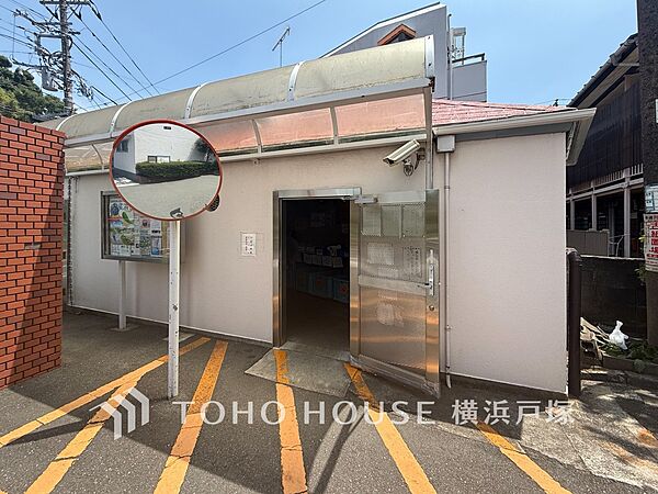 【Garbage dump】敷地内に設けられたごみ置き場。住戸から利用しやすく、日々のごみ出しをスムーズに行えます。