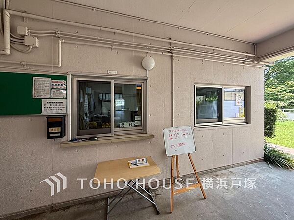 【受付】エントランスにある温かみのある受付。住まう人に安心と快適を提供する受付カウンター。心地よい毎日をサポートします