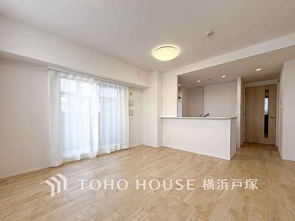 【Living room】ここにはみんなが集い、食事と楽しい会話が始まる。話に夢中になりすぎて、ついつい時を忘れてしまう。そんな束の間の幸せを感じさせてくれる場所。