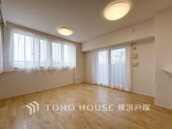 【Living room】明るく開放的な空間が広がるLDK。室内には豊かな陽光が注ぎ込み、爽やかな住空間を演出。