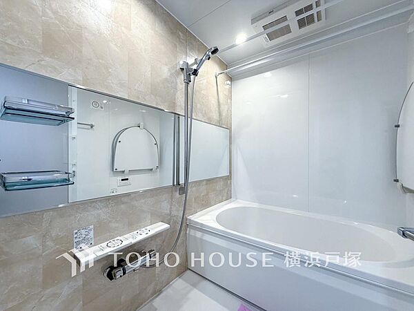 【Bathroom】1日の疲れを取り心身を癒すことができる住まいの中のリラクゼーション空間、リラックスできるよう優しいカラーをチョイスしました。時を忘れるほどのんびりできる空間に。