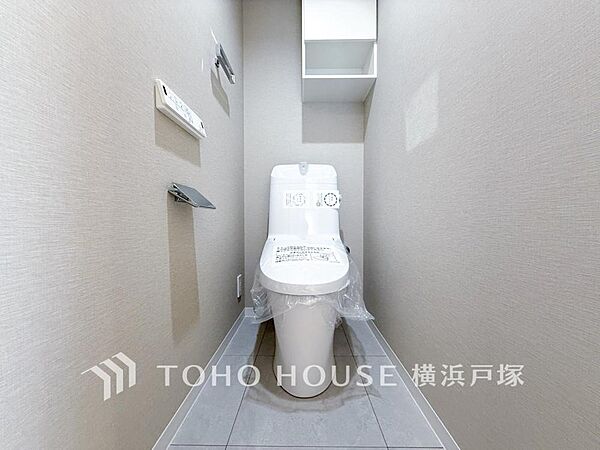 【Toilet】清潔感のあるトイレ空間。毎日快適に使えるよう配慮された仕様で、落ち着いて利用できる空間です。