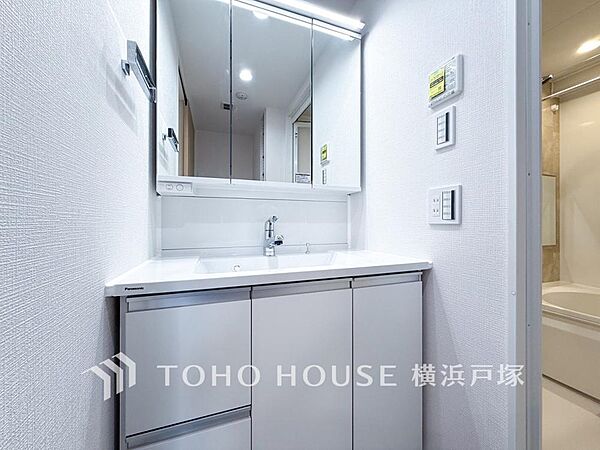 【Powder room】清潔感のあるプライベート空間は、身だしなみチェックや肌のお手入れに最適です。収納もあり、スッキリと見映えの良い空間に拵えました。時間に余裕とゆとりを持たせます。