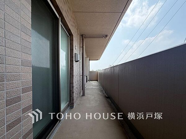 【Balcony】気持ちのいい空が見渡せる広いバルコニー。爽やかな風を感じて、心躍る素敵な暮らしがはじまります。