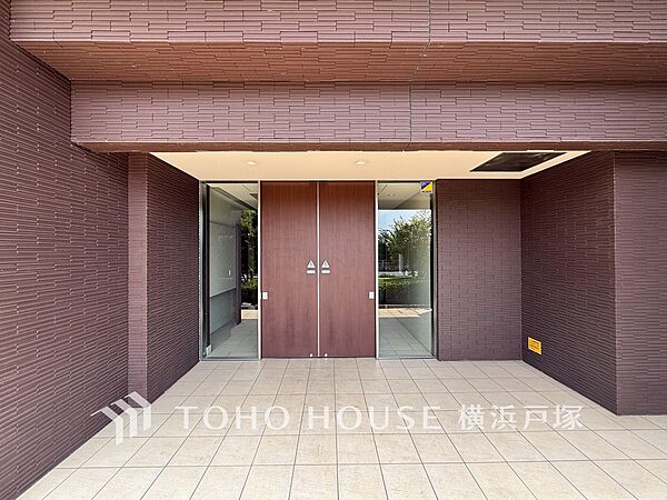 【Entrance】上質感漂うエントランス。めまぐるしく過ぎ行く日々の中でゆったりとした休息と癒しを提供してくれる居住者のプライベート空間があります。