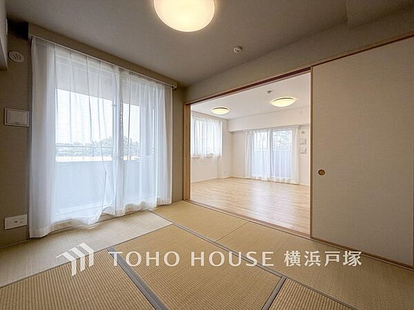 【Japanese-style room】和室があることで落ち着きと癒しの空間が生まれます。来客時の客室としても利用できますし、お子様のプレイルームやお昼寝に最適なお部屋です。