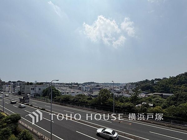 【View】開放感があり、遮るものもなく気持ちのいい景色が広がります。お部屋にも爽やかな風と暖かく柔らかな日差しが差し込み、毎日の暮らしを豊かに彩ります。