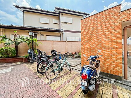 【Bike space】敷地内にバイク置き場を設置。大切なバイクの保管場所として利用でき、日常の移動にも便利です。