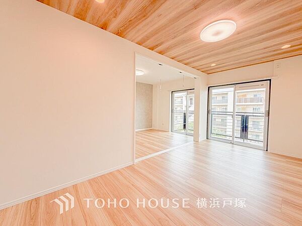 【Living room】明るく開放的な空間が広がるLDK。室内には豊かな陽光が注ぎ込み、爽やかな住空間を演出。