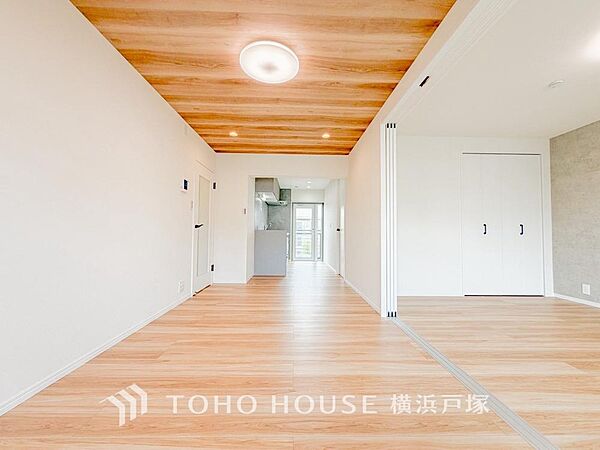 【Living room】ここにはみんなが集い、食事と楽しい会話が始まる。話に夢中になりすぎて、ついつい時を忘れてしまう。そんな束の間の幸せを感じさせてくれる場所。