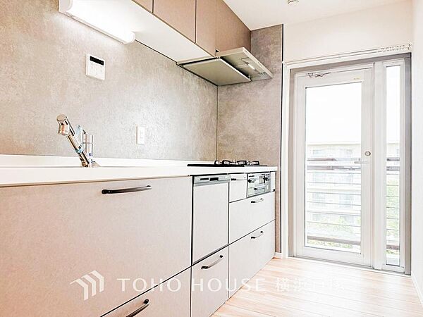 【Kitchen】ご家族みんなで調理ができる位のスペースを実現したキッチン空間となっております。