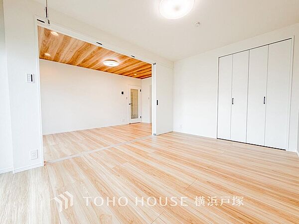 【Room】1日の疲れを癒し、心地よく寛げるようゆったりとした広さを確保しています。プライベートタイムをより優雅に穏やかに…。落ち着いた雰囲気を紡ぎます。