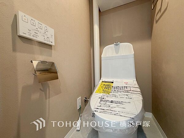 【Toilet】清潔感のあるトイレ空間。毎日快適に使えるよう配慮された仕様で、落ち着いて利用できる空間です。