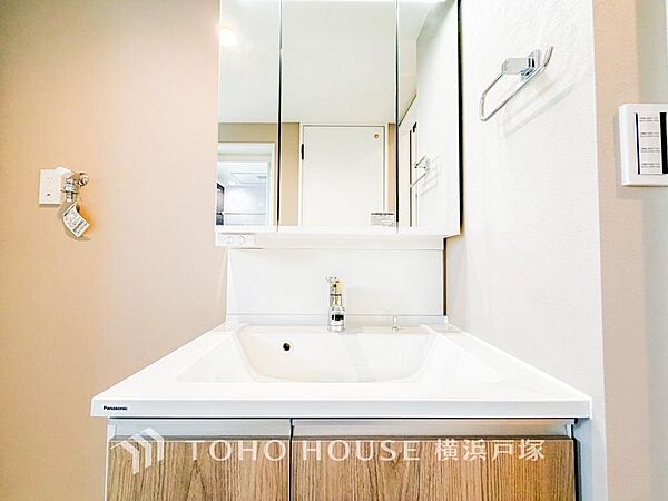 【Powder room】清潔感のあるプライベート空間は、身だしなみチェックや肌のお手入れに最適です。収納もあり、スッキリと見映えの良い空間に拵えました。時間に余裕とゆとりを持たせます。