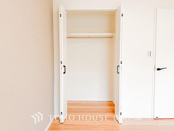 【Storage】整理整頓がしやすい収納スペース。日常の必需品をすっきり収納し、部屋を広く保つ機能的な設計。
