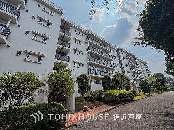 【Appearance】爽やかな青空の下に贅沢なほどに降り注ぐ陽光、豊かな居住性と、クオリティが見事に調和した住空間は、住まうことの喜びを感じさせてくれます。