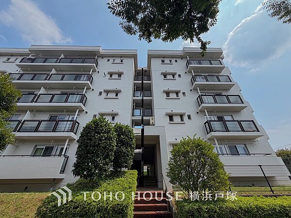 【Entrance】エントランスは毎日の行き帰りで使う大事な空間です。明るい基調で華やかなデザインなので、毎日も気持ちよく、またご友人なども素敵に迎え入れられます。