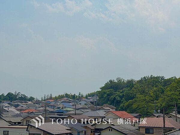 【View】開放感があり、遮るものもなく気持ちのいい景色が広がります。お部屋にも爽やかな風と暖かく柔らかな日差しが差し込み、毎日の暮らしを豊かに彩ります。