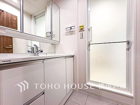 【Powder room】ご家族の1日が始まり、1日の終わりを締めくくる洗面空間。快適に過ごせることはもちろん、気品や優雅さを兼ね備えたパウダールームです。