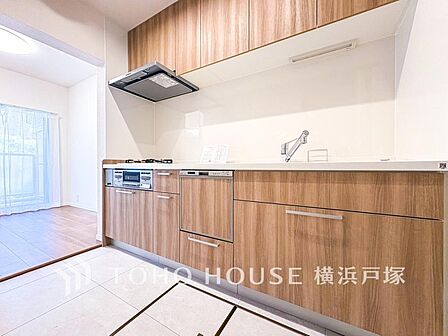 【Kitchen】手元の収納から、足元の収納までが全てスライド式で、奥のスペースまで有効に活用できます。奥まで上から見渡せるので、たまにしか使わない調理器具もサッと取出せます。
