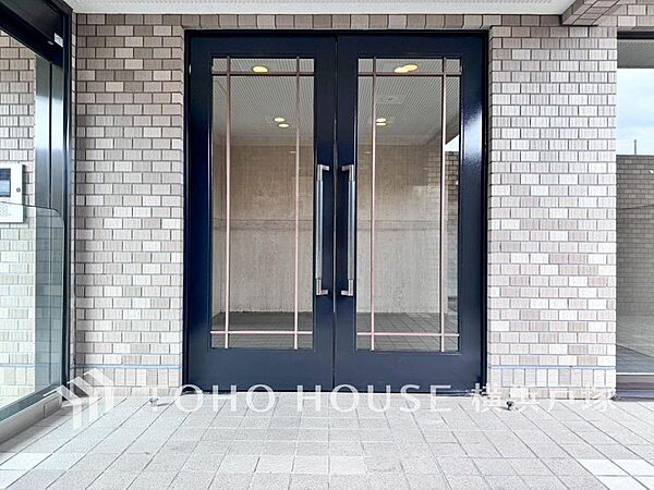 【Entrance】お客様をお迎えする玄関は落ち着いた雰囲気。帰り着くたびに洗練されたテイストの空間に迎えられ誇りと喜びを感じる玄関まわりです。
