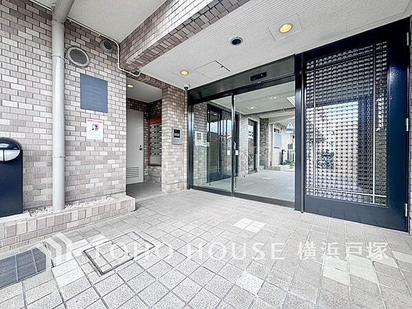 【Entrance】上品で清潔感があるエントランスは住人やゲストを迎え入れ、そして送り出す場にふさわしい上質な空間です。プライベート感が高まるシックな装いのエントランス。