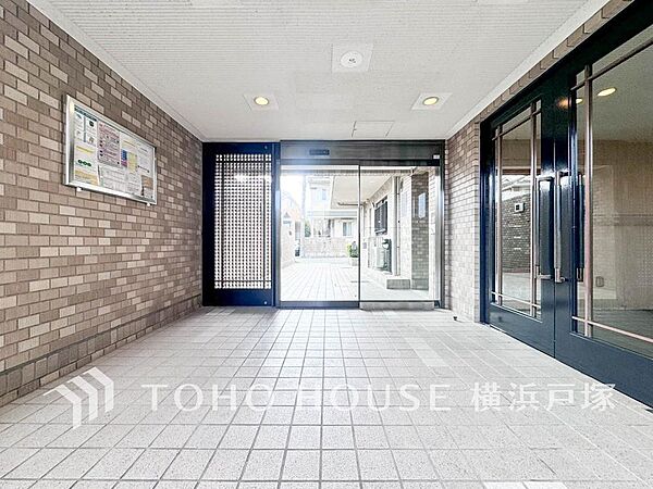 【Entrance】居住者の帰り、訪れる方を優しく迎え、やすらぎに満ちた生活空間を予感させる。健やかな暮らしを楽しめそう。