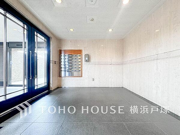 【Entrance】家族やゲストをやさしく迎える玄関。シンプルな中にセンスが光る、印象的なエントランス空間。